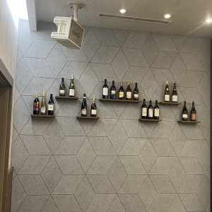 披露宴会場にお酒のインテリアがありました。|774735さんのベルヴィ 大宮サンパレス/ブライダル ステージ グランツ(GLANZ)の写真(2593746)