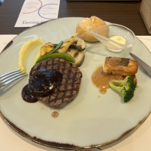 ステーキとお魚のポワレが美味しかったです。|774735さんのザ マグナス 東京(THE MAGNUS TOKYO)の写真(2557693)