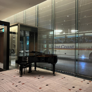 ブライダルサロンロビーにもピアノがありました。|774735さんのコンラッド東京の写真(2593714)