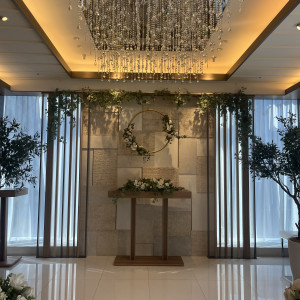 ここに新郎新婦が立ちます。
自然光がバックになりおしゃれです|774735さんのザ マグナス 東京(THE MAGNUS TOKYO)の写真(2557696)