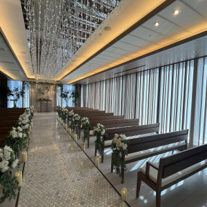 チャペル正面と右側から、自然光が入るデザインで素敵でした。|774735さんのザ マグナス 東京(THE MAGNUS TOKYO)の写真(2557686)