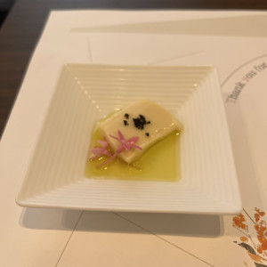 はちみつのくず餅とオリーブオイルのオリジナル料理です。|774735さんのザ マグナス 東京(THE MAGNUS TOKYO)の写真(2557699)