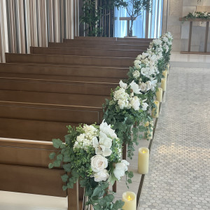 チャペルの椅子横のお花は、コーディネート可能だそうです|774735さんのザ マグナス 東京(THE MAGNUS TOKYO)の写真(2557691)