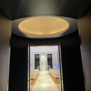 チャペルの入り口。月イメージのライトが素敵です。|774735さんのコンラッド東京の写真(2593717)