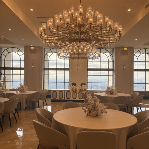 大きなシャンデリアが印象的な披露宴会場です。|774735さんのOPERAHOUSE 東京の写真(2610360)