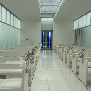 白と青色基調のチャペルです