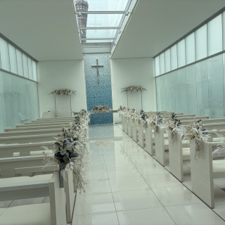 白と青色基調のチャペルです