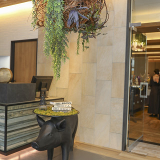 ロビーです
奥の部屋でみんなが集まりバーテンダー付きです