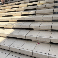 ガーデンの階段も白基調でした