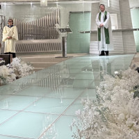 挙式は牧師さんと聖歌隊の演出です