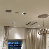 披露宴会場広報構想のシャンデリアとカーテン