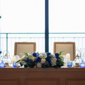 装花は青バラありのリクエストで小物は準備していただきました。|774787さんのモントレ・ルメール教会(ホテルモントレ沖縄スパ&リゾート)チュチュリゾートウエディングの写真(2556229)