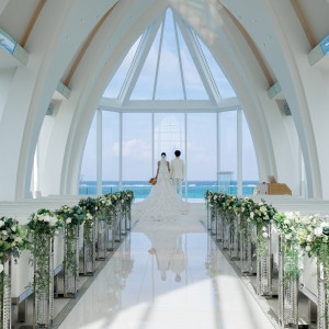 天気も良く自然光もよく入り青い海が綺麗でした。|774787さんのモントレ・ルメール教会(ホテルモントレ沖縄スパ&リゾート)チュチュリゾートウエディングの写真(2556230)