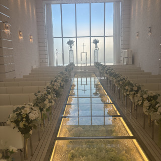 ガラス張りのバージンロードが印象的です