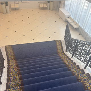 ウェディングドレスが映える大階段