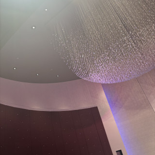 もうひとつの挙式会場のシャンデリア