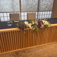 披露宴会場の新郎新婦の席