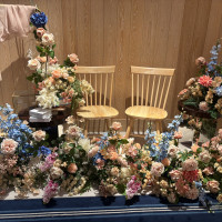 披露宴会場の新郎新婦の席