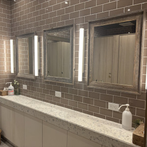 トイレの鏡はライトがついていて、メイク直しができます|774818さんのWEEKEND HOUSE  （ウィークエンドハウス）の写真(2556284)