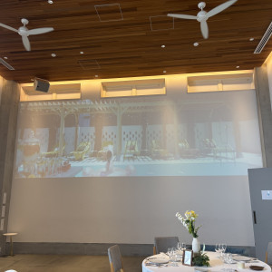 披露宴会場には大きなスクリーンがあります|774818さんのWEEKEND HOUSE  （ウィークエンドハウス）の写真(2556291)