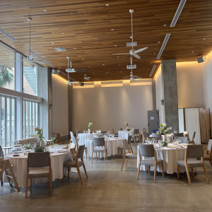 木目調でカジュアルな披露宴会場です|774818さんのWEEKEND HOUSE  （ウィークエンドハウス）の写真(2556299)