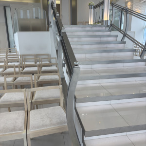 白で統一されたチャペル内の階段|774818さんのヒルトン福岡シーホークの写真(2556241)