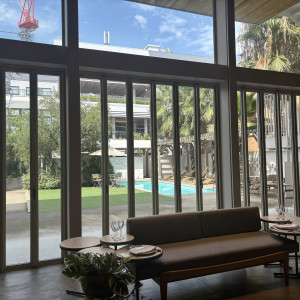 披露宴会場には自然光が入ってきて景色が綺麗です|774818さんのWEEKEND HOUSE  （ウィークエンドハウス）の写真(2556292)