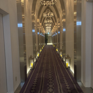 挙式会場への廊下|774818さんのTHE STRINGS HAKATA / ザ ストリングス ハカタの写真(2556390)