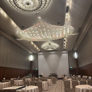 天井が高い披露宴会場とシャンデリアが高級があります|774818さんのヒルトン福岡シーホークの写真(2556246)
