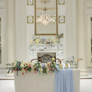 メインテーブル(マントルピース装飾付き)|774841さんのガーデンヒルズ迎賓館（大宮）/テイクアンドギヴ・ニーズウェディングの写真(2556316)
