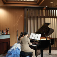 グランドピアノを運び入れてくれました。