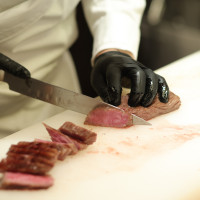 オープンキッチンでステーキ