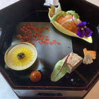 前菜は見た目も鮮やかで、大満足