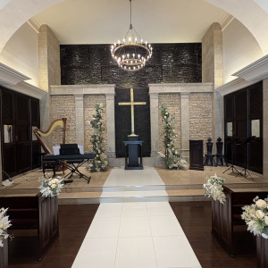 とても落ち着いた雰囲気で水が流れるチャペルです。|774869さんのアーカンジェル迎賓館（宇都宮）/テイクアンドギヴ・ニーズウェディングの写真(2556803)