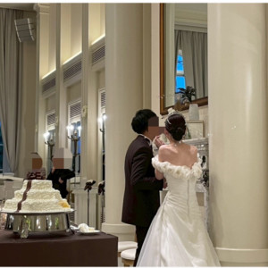 ケーキ入刀後ふきとりシーン|774881さんのアーヴェリール迎賓館（岡山）/テイクアンドギヴ・ニーズウェディングの写真(2567187)