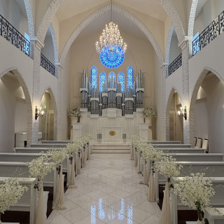 白を基調としたチャペルです