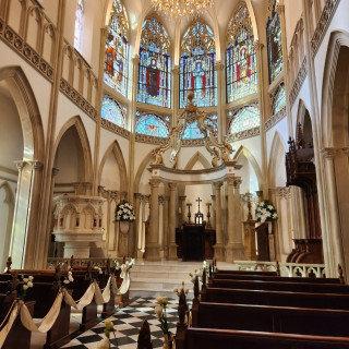 挙式会場のステンドグラスは美しい