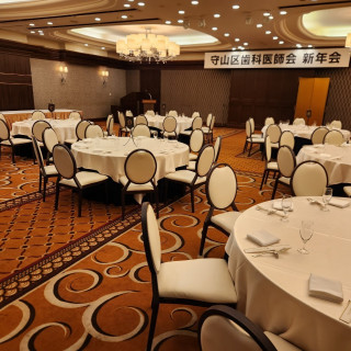 100人ぐらい入る披露宴会場