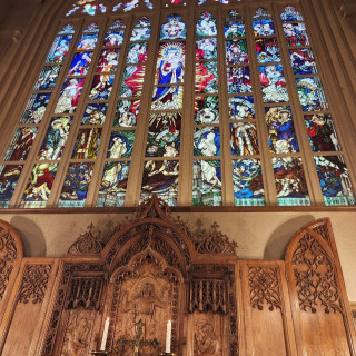 挙式会場のステンドグラスがとても美しい