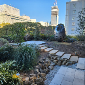 挙式会場外のガーデンの階段|774942さんのTIAD, オートグラフ コレクション（ティアド, オートグラフ コレクション）の写真(2558564)