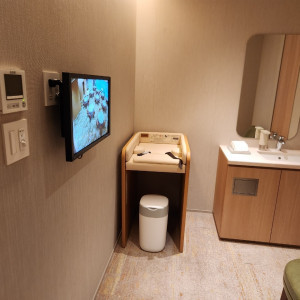 披露宴会場横の授乳室のモニター|774942さんのTIAD, オートグラフ コレクション（ティアド, オートグラフ コレクション）の写真(2558558)