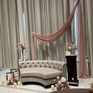 ソファタイプの高砂とかわいい装花です。|775025さんのアーセンティア迎賓館(静岡)/テイクアンドギヴ・ニーズウェディングの写真(2556992)