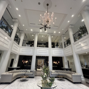 吹き抜けのロビーです。|775025さんのアーセンティア迎賓館(静岡)/テイクアンドギヴ・ニーズウェディングの写真(2556991)