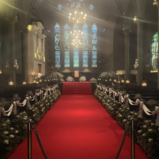 赤いバージンロードが映えるチャペル