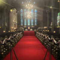 赤いバージンロードが映えるチャペル