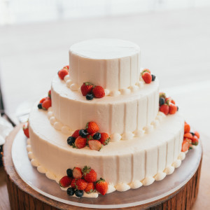 シンプルなケーキに|775051さんのBAYSIDE GEIHINKAN VERANDA/テイクアンドギヴ・ニーズウェディングの写真(2557238)