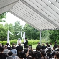 テラスの挙式
雨でしたが緑たっぷりで大満足でした！