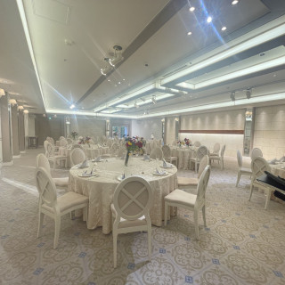 ホテルウェディングらしい絨毯ありの披露宴会場