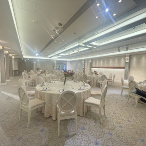 ホテルウェディングらしい絨毯ありの披露宴会場|775073さんのホテル椿山荘東京の写真(2562472)