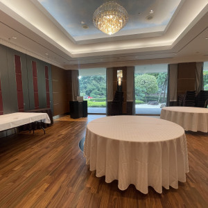 床がガーデン挙式のようなカジュア感のあるお部屋もあり|775073さんのホテルニューオータニの写真(2562520)